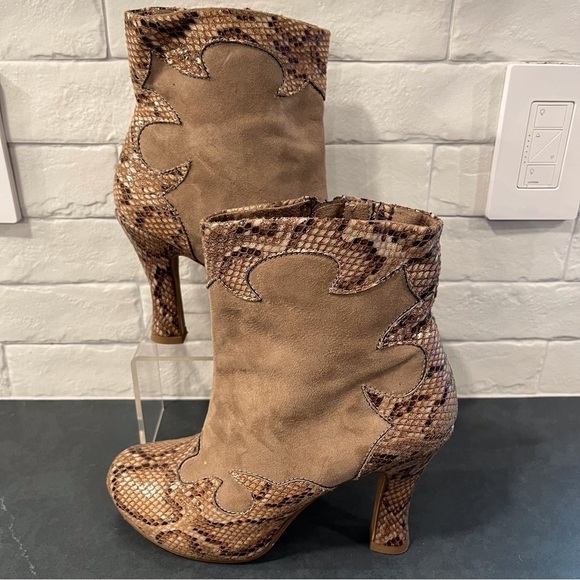 Tamaris sz 40 US 9.5-10 tan snakeprint faux leather heeled booties - Picture 3 of 12